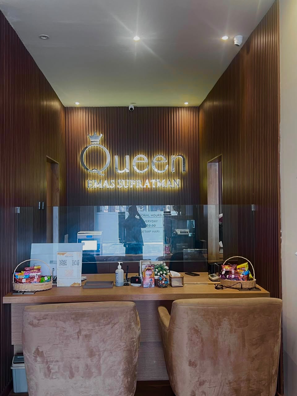 Queen Emas Supratman